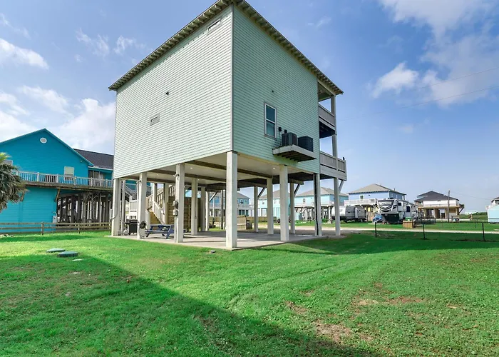 1 Block To Shore: Crystal Beach Gem, Deck & Views