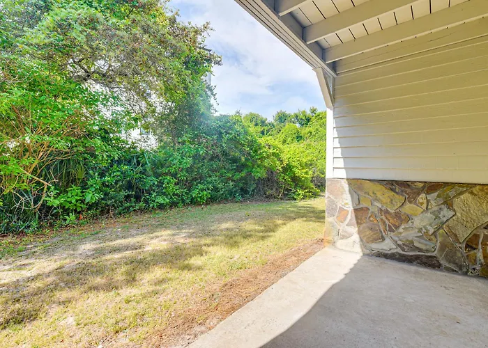 'Almond Grove Cottage' W/ Patio: Walk To Beach!