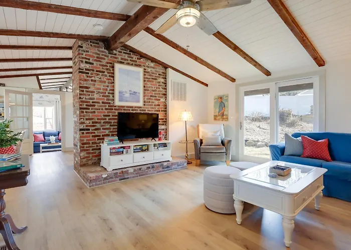 Steps To Beaches & Main Street: Hyannis Retreat