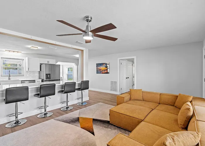 Palms Retreat In Central Largo - Mins To The Sand!