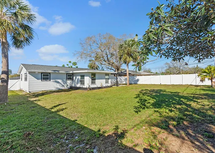 Palms Retreat In Central Largo - Mins To The Sand!