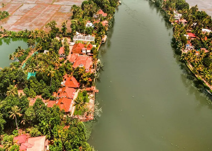 Alaya Stays Palm Dale Heritage Backwater Retreat With Garden & Restaurant