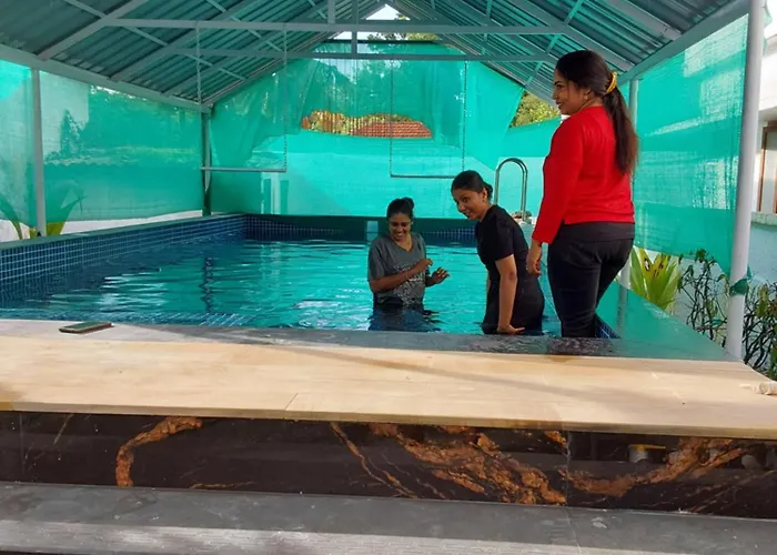 Johnson'S Homestay With Pool & Ecohouseboat Near Town Beach