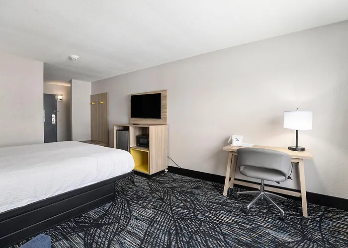 Days Inn & Suites By Wyndham Norton Shores Muskegon