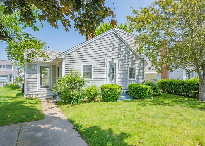 Cozy Town Neck Cape Escape - Pet Friendly