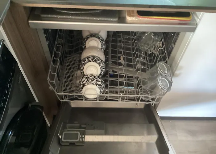 Frejus tout confort, maxi 420 m des piscines, climatisation,plus ventilation toutes les chambres, linge de lit et de toilette , coffre fort, lavé vaisselle machine à laver grande terrasse couverte velos et wifi possible