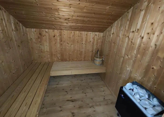 6 Personen Ferienhaus in 1. Reihe zum See mit Kanu und herrlichem Seeblick, Sauna, Whirlpool, Kaminofen, Klimaanlage und E-Tankstelle am Haus in Otterndorf