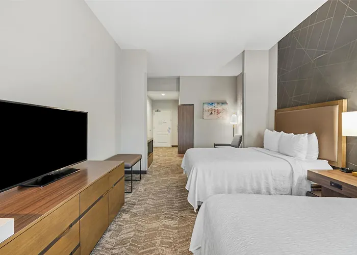 Best Western Valencia/Six Flags Inn & Suites