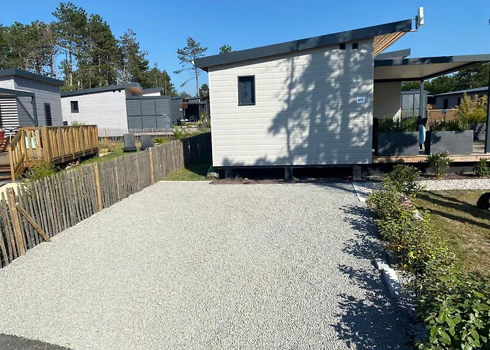 Le chalet de Patou à l'Edune résidence de vacances location wifi inclus piscine couverte chauffée à 150m de la plage