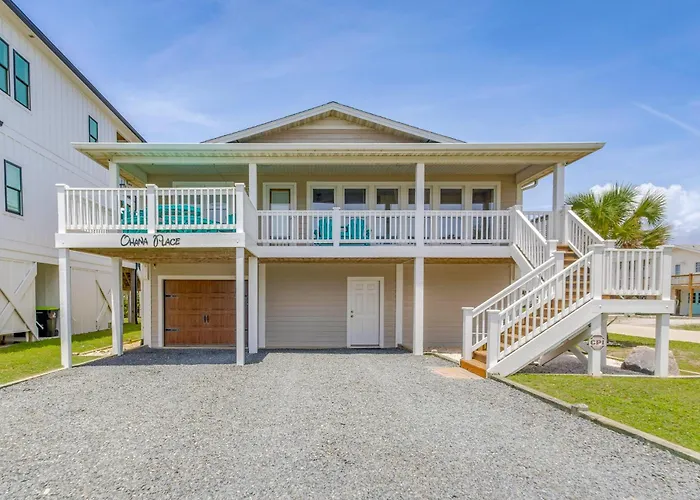 Coastal Home: Walk To Holden Beach!