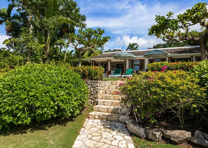 Round Hill Hotel & Villas