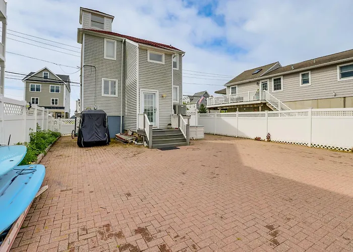 Bright Milford Beach House W/ Outdoor Shower