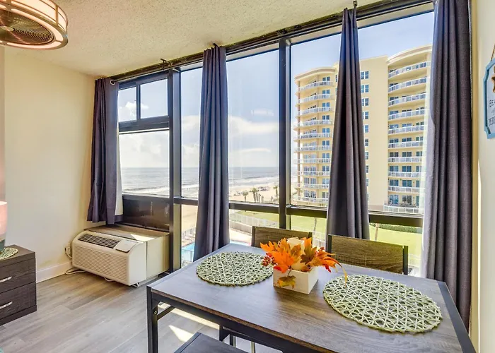 Partial Ocean Views: Daytona Beach Studio!