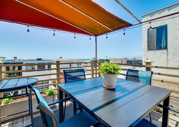 Steps To Ocean: Manhattan Beach Gem W/ Deck!