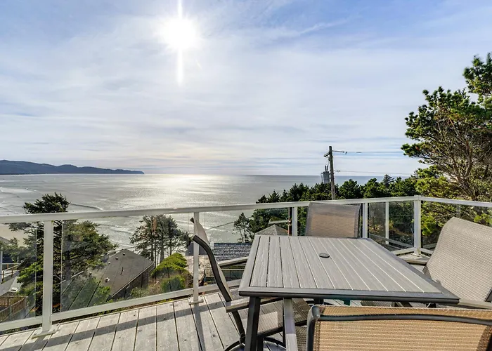 Oceanside Escape W/ Stunning Views: Walk To Beach!