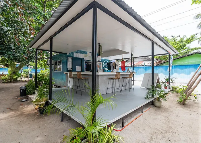 The Shark'S Tail Dive Resort