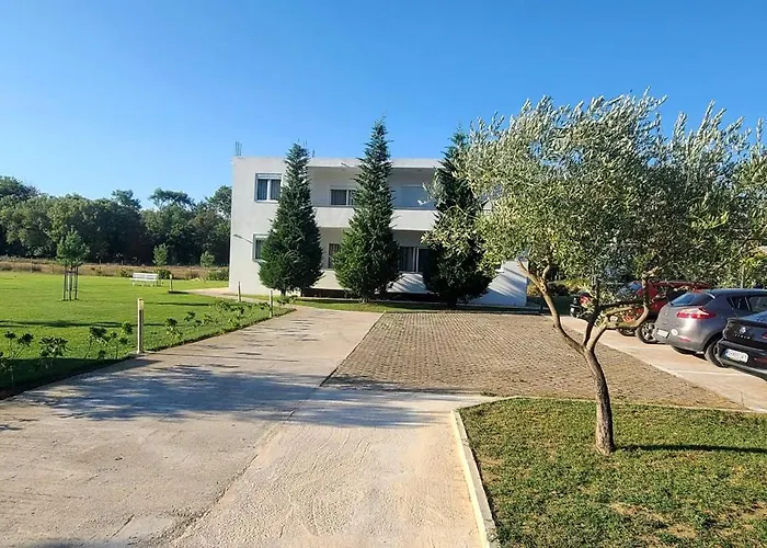 Riviera Inn Apartments
