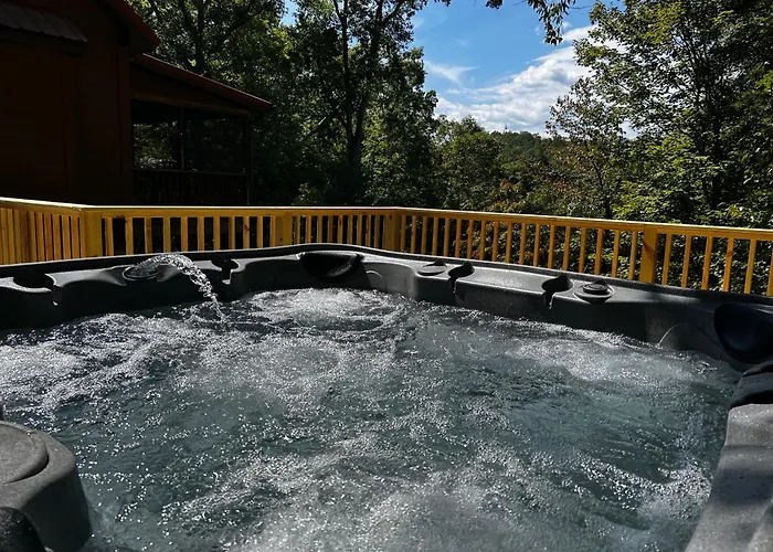 The Grouse House, Community Lake Access, Hot Tub & Huge Screened Porch