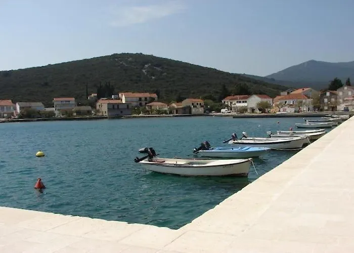 Apartments Neven - One Bedroom Apartment With Terrace And Garden View A2