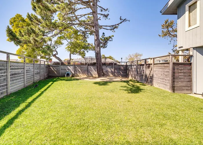 Walk To Poplar Beach: Cozy Coastal Getaway W/ Yard