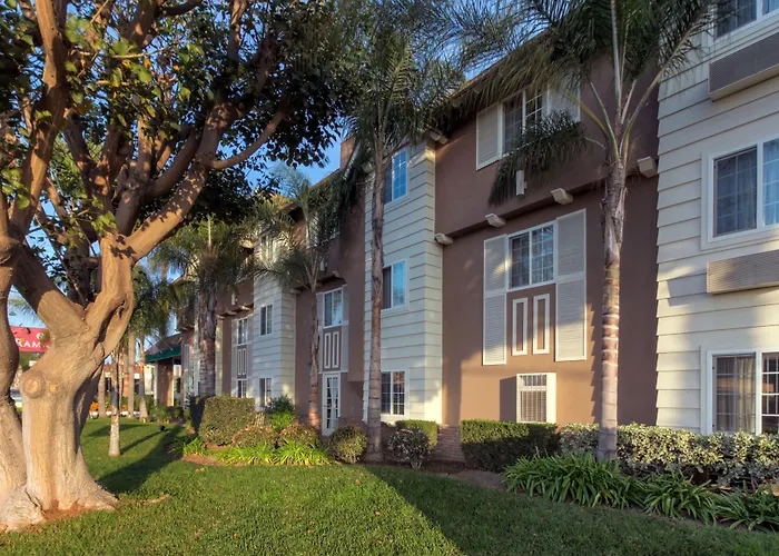 Ramada By Wyndham Costa Mesa/Newport Beach