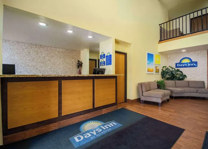 Days Inn By Wyndham Evansdale Waterloo