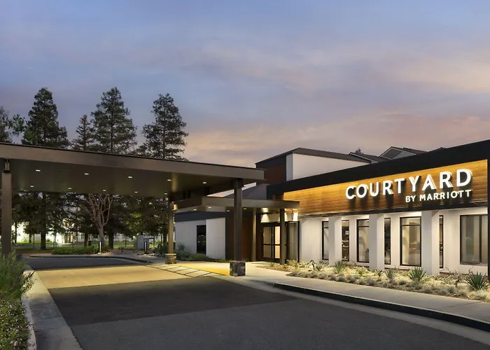 Courtyard By Marriott Bakersfield