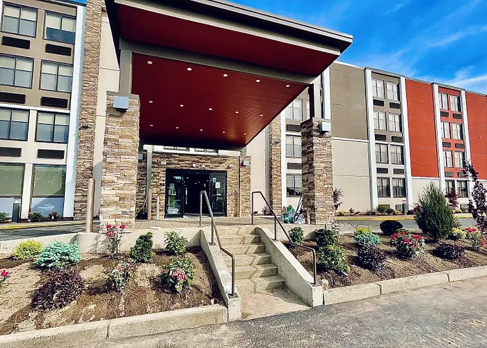 Holiday Inn Express - Fall River North