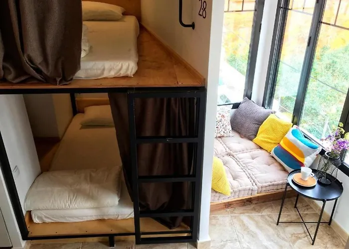 Hostel Numero Trece - Private Capsule Deds - Albergue Juvenil - Free Towels, Coffee & Tea, Remote Check-In (Adults Only)