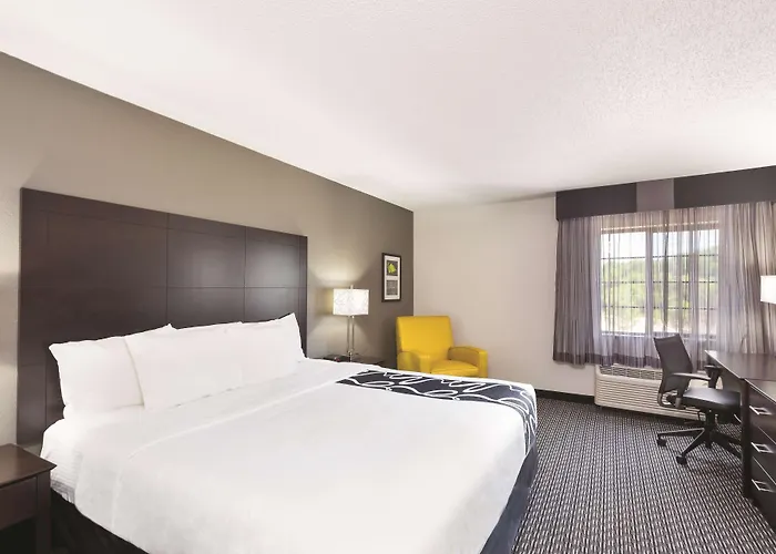 La Quinta By Wyndham Milwaukee Delafield
