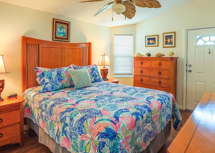 Pool Access, Walk To Beach! Cozy Jensen Beach Home