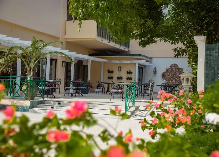 Courtleigh Hotel & Suites