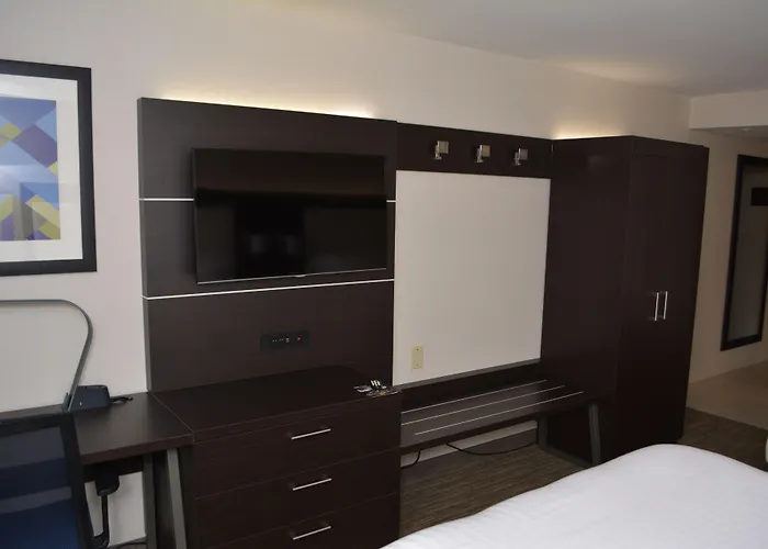 Holiday Inn Express & Suites Waterville - North By Ihg