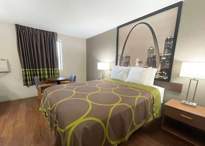 Super 8 By Wyndham Eureka/Six Flags Nearby
