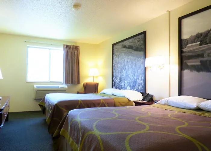 Super 8 By Wyndham Burnham/Lewistown