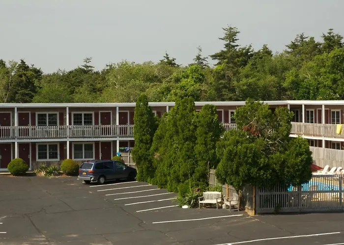 Holiday Hill Inn & Suites