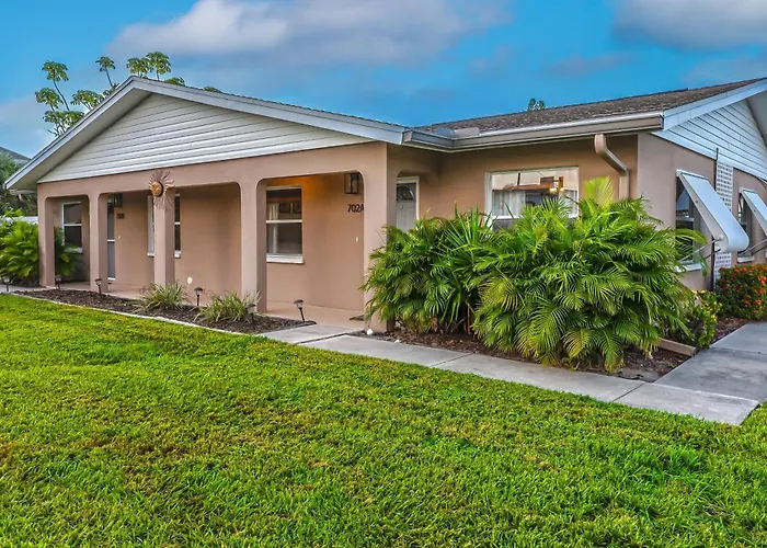 Waterfront Retreat With Kayaks, Walk To The Beach