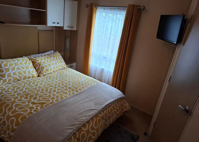 Caravan With Hot Tub At Tattershall Lakes