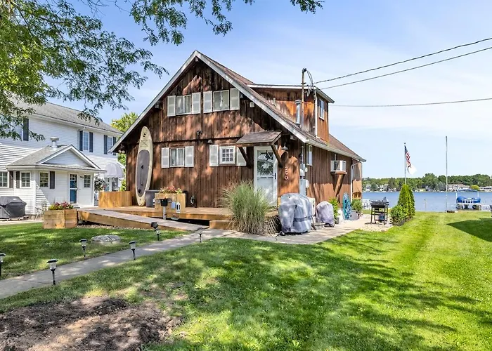 Cozy Cottage-Hot Tub-Scenic Views & Private Dock