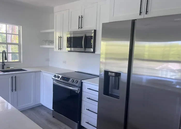 Hidden Hideaway-7Mile-2Bed2Bath-Pool -Kingbed