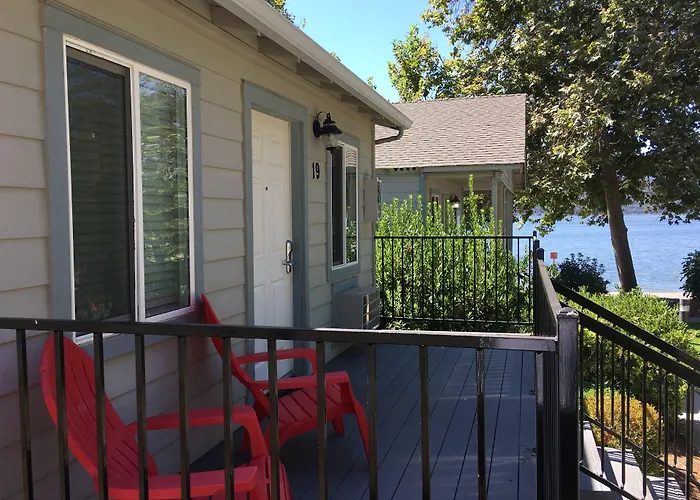Clear Lake Cottages & Marina