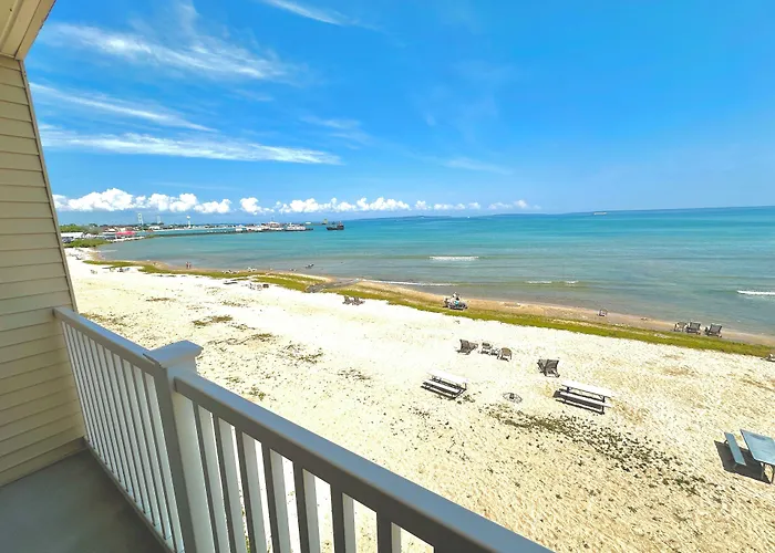Mackinaw Beach And Bay Inn & Suites