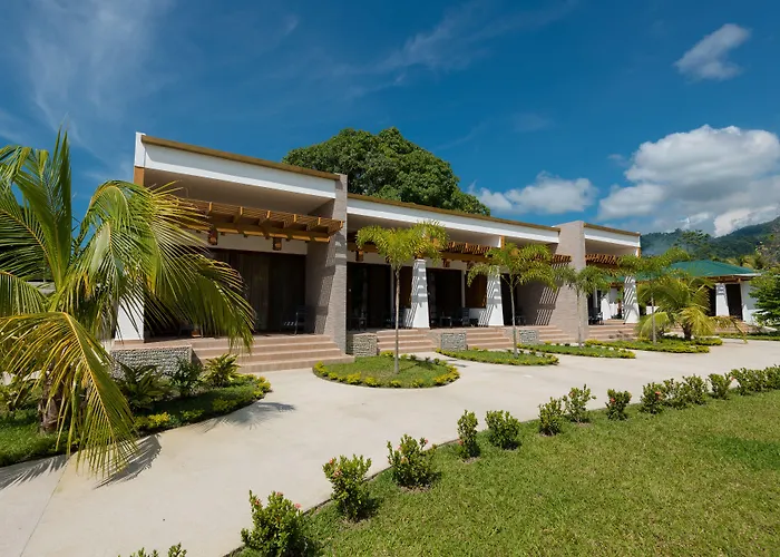Paraiso Rainforest And Beach Hotel