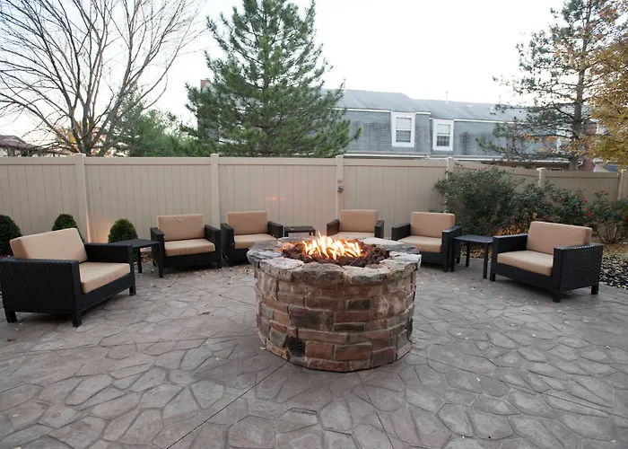 Courtyard By Marriott Evansville East