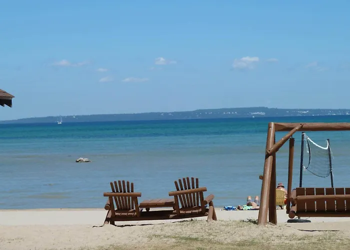 Beach House Lakeside Cottages