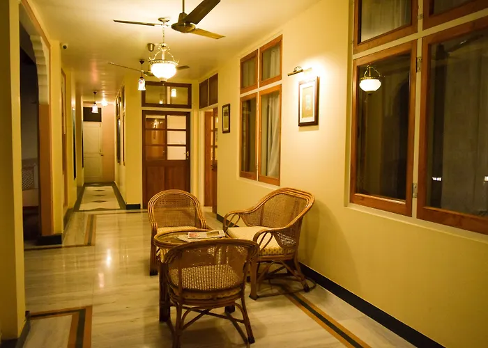 Hotel Arya Niwas