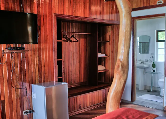 Hotel La Isla Inn