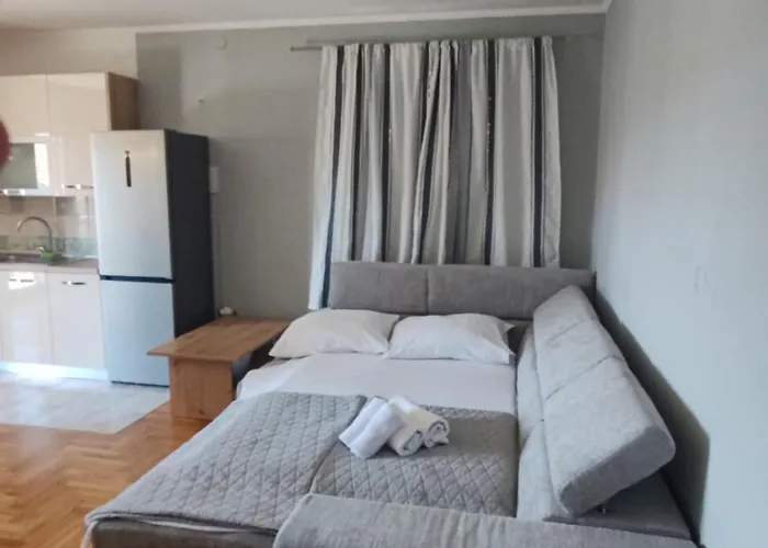 Apartments And Pansion M&R