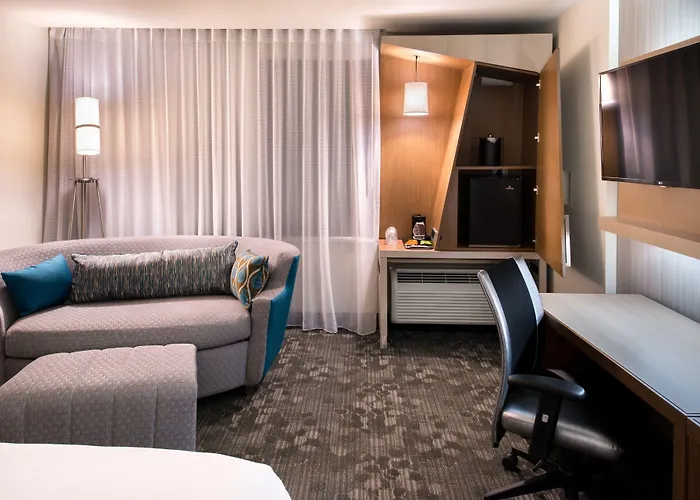 Courtyard By Marriott Albion