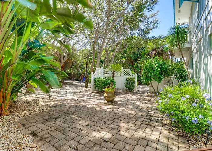 Walk To Wabasso Beach: Home W/ Hot Tub & Bikes